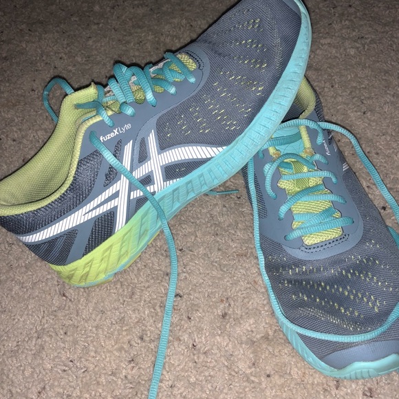 sneakers for knee support